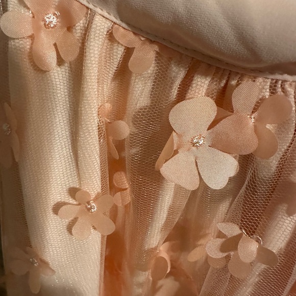 Beautiful peach top - Picture 3 of 8